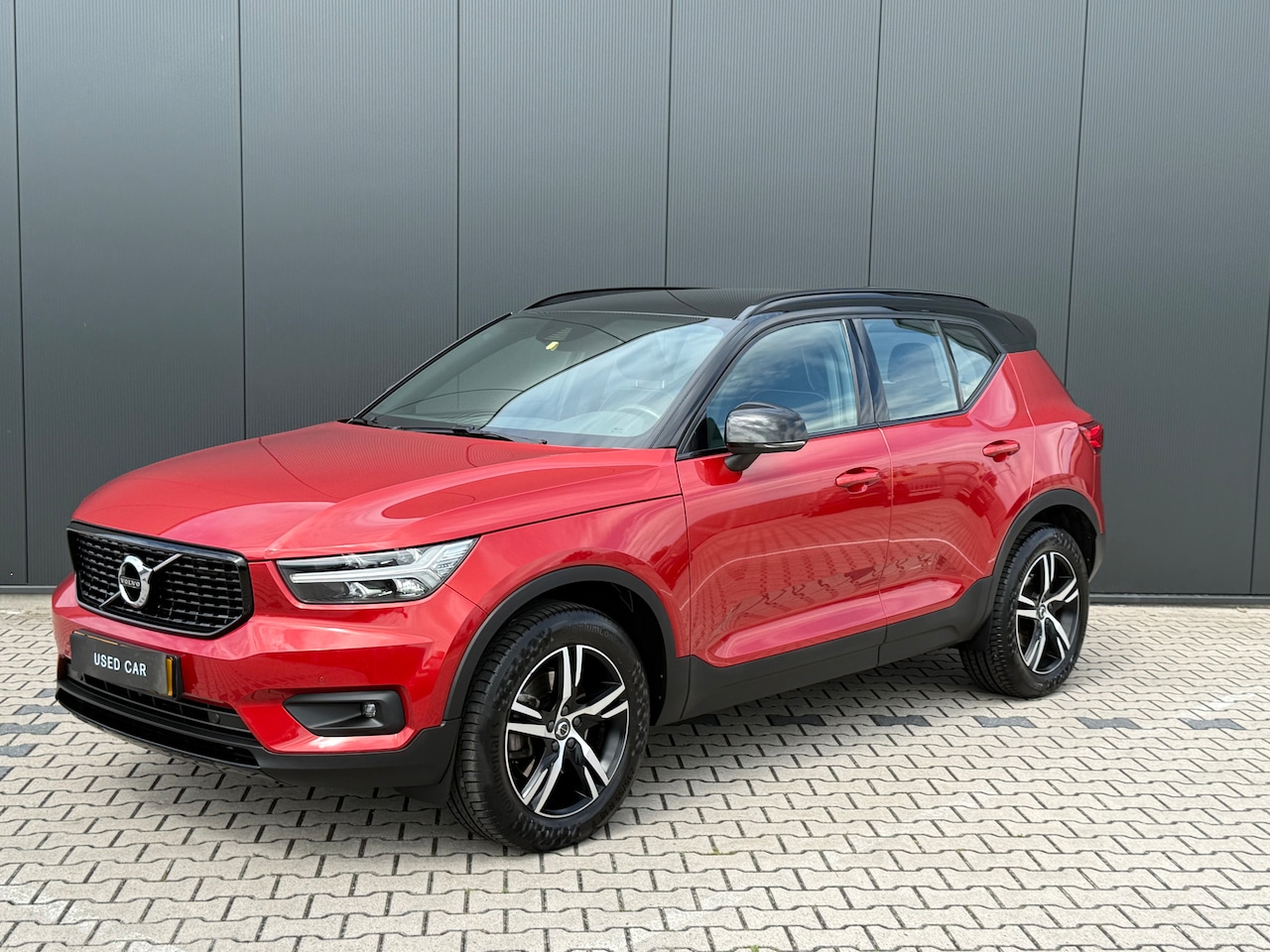 Volvo XC40 - 2.0 B4 R-Design | Stoel en stuurwielverwarming | Camera | Parkeersensoren voor en achter | - AutoWereld.nl