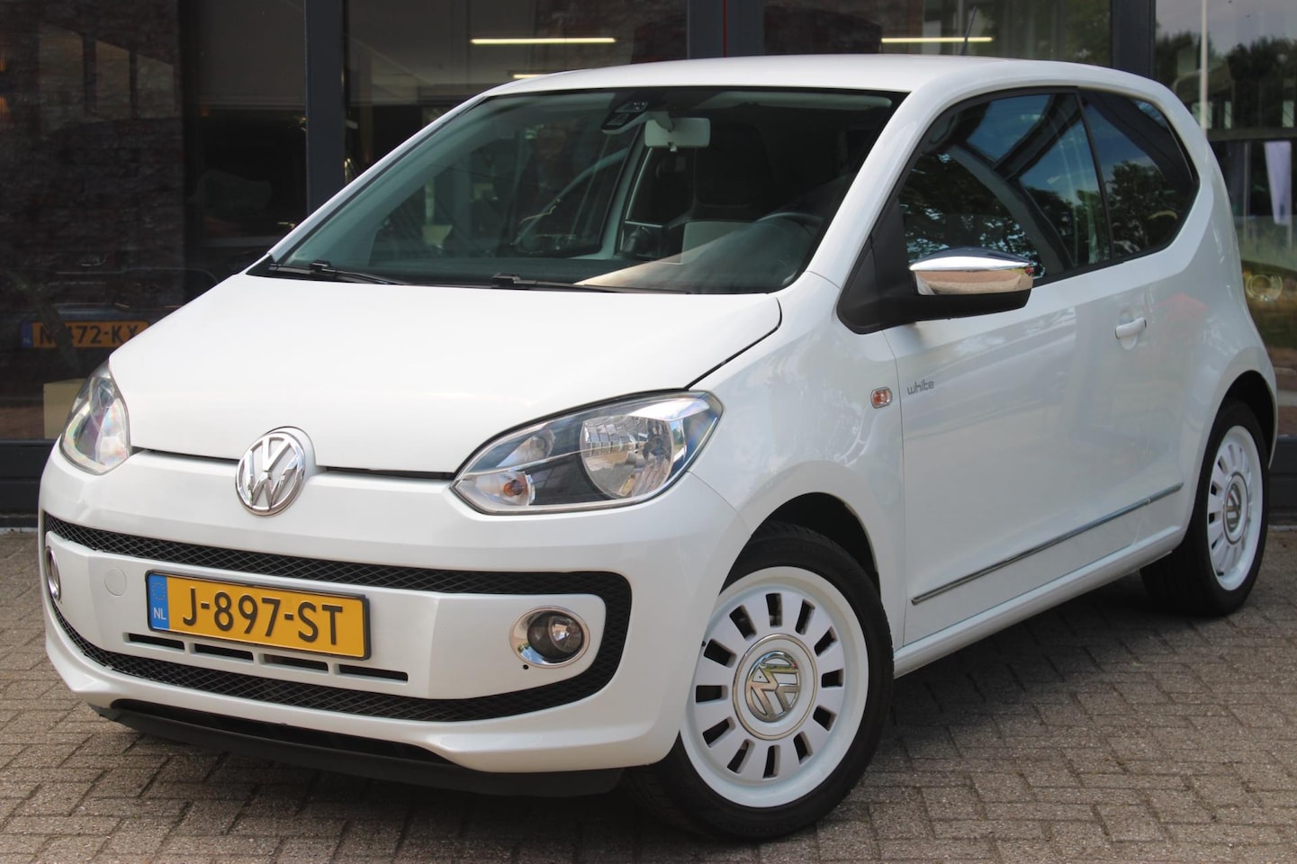 Volkswagen Up! - 1.0 move up! | Stoelverwarming | Cruise Control | Parkeersensoren | Navigatie | Telefoonvo - AutoWereld.nl