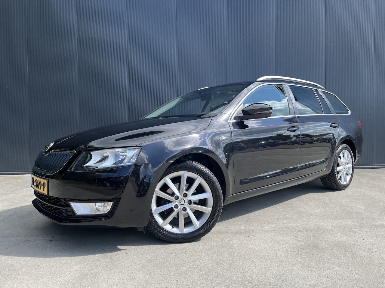 Skoda Octavia Combi - 1.6 TDI Greentech PANO DAK NAVI CRUISE ECC TREKHAAK - AutoWereld.nl