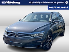 Volkswagen Passat Variant - 1.4 TSI PHEV GTE Business / Panorama dak / Trekhaak wegklapbaar / 17'' LM velgen / Navigat