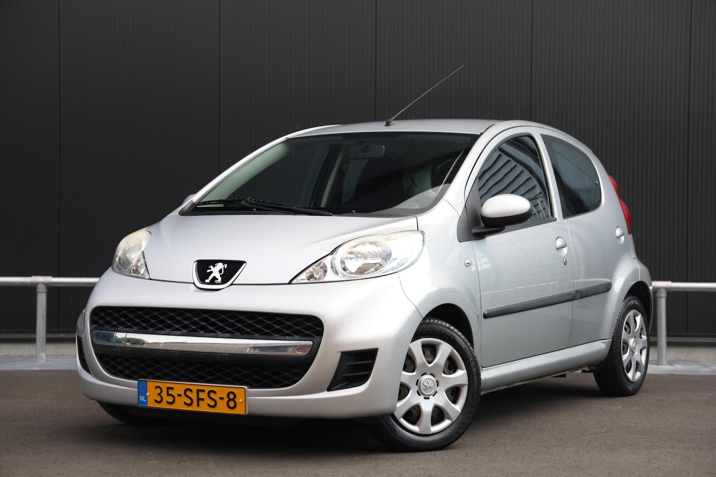 Peugeot 107 - 1.0-12V XS 5-Deurs Airco Radio Slechts 52dkm! - AutoWereld.nl