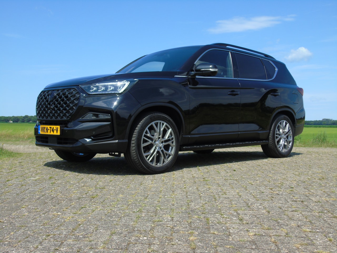 SsangYong Rexton - 2.2 e-XDi Crystal Black Titanium - AutoWereld.nl