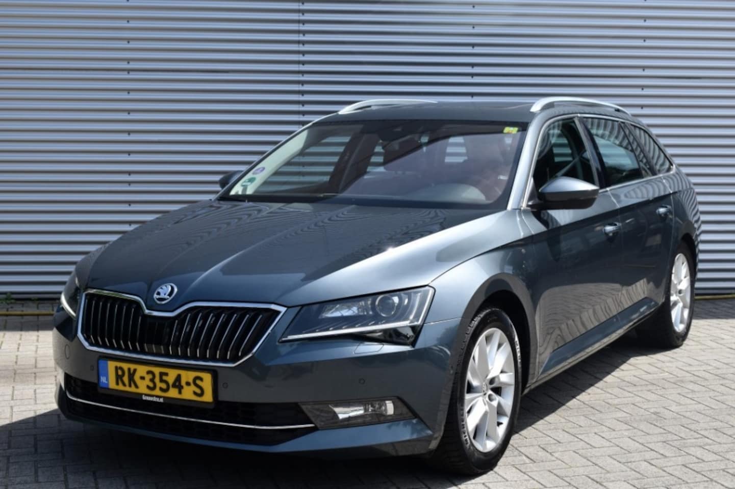 Skoda Superb Combi - COMBI 1.4 TSI DSG7 STYLE BUSINESS / P.DAK / EL. STOELEN / KEYLESS - AutoWereld.nl