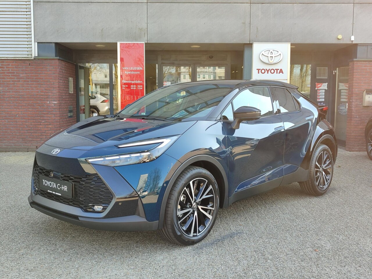 Toyota C-HR - PHEV 220 PREMIERE EDITION NIEUW DIRECT RIJDEN STOEL/STUURVERW PANODAK KEYLESS HEAD-UP LED - AutoWereld.nl