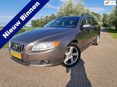 Volvo V70 - 1.6 T4 Summum / Automaat / Airco / Navigatie / CC / Leder / Trekhaak /