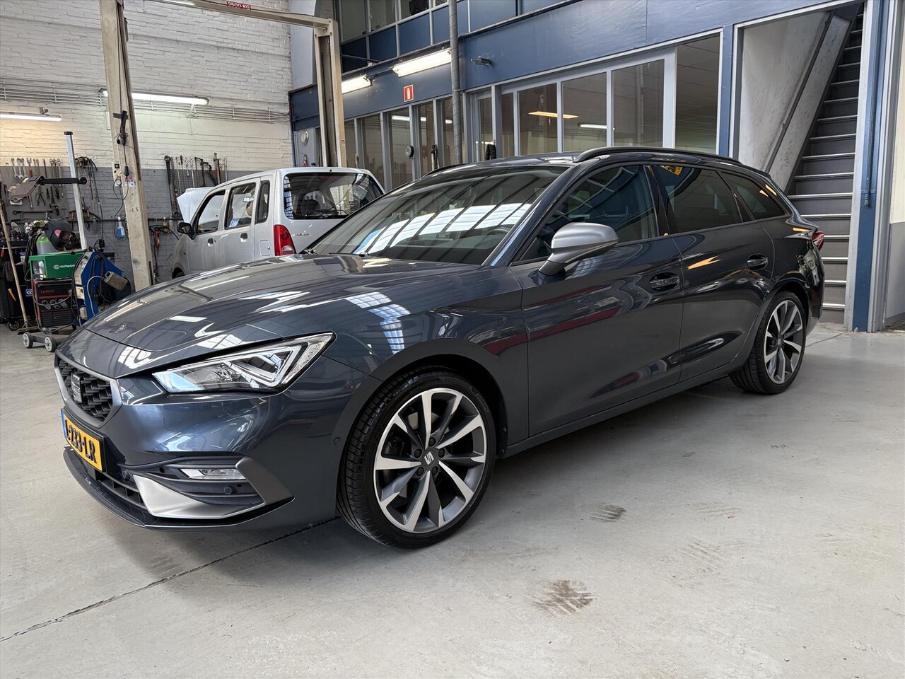 SEAT Leon Sportstourer - 1.5 eTSI 150pk DSG-7 FR Business Intense | Trekhaak | Apple carplay / Android auto | Beats - AutoWereld.nl