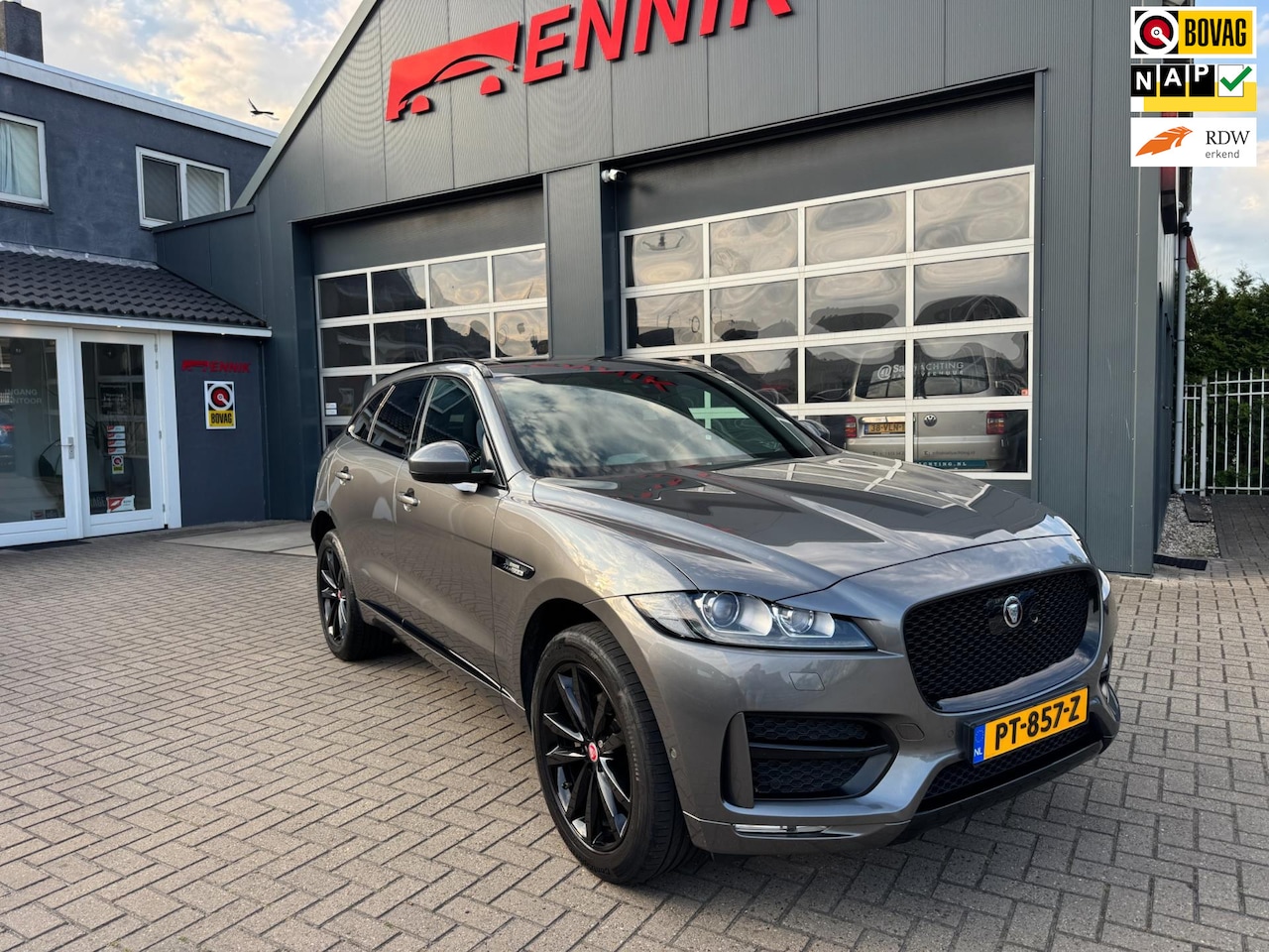 Jaguar F-Pace - 2.0 Portfolio AWD 20d Sport / Pano / Meridian / Full Option Black optiek . - AutoWereld.nl