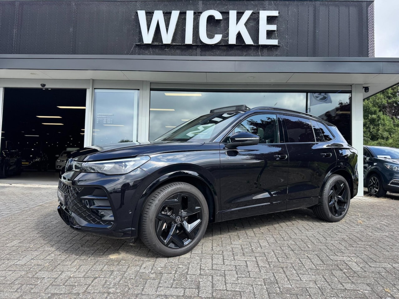Volkswagen Tiguan - 1.5 eTSI R-Line HeadUp Black pakket Pano H&K Trekhaak - AutoWereld.nl