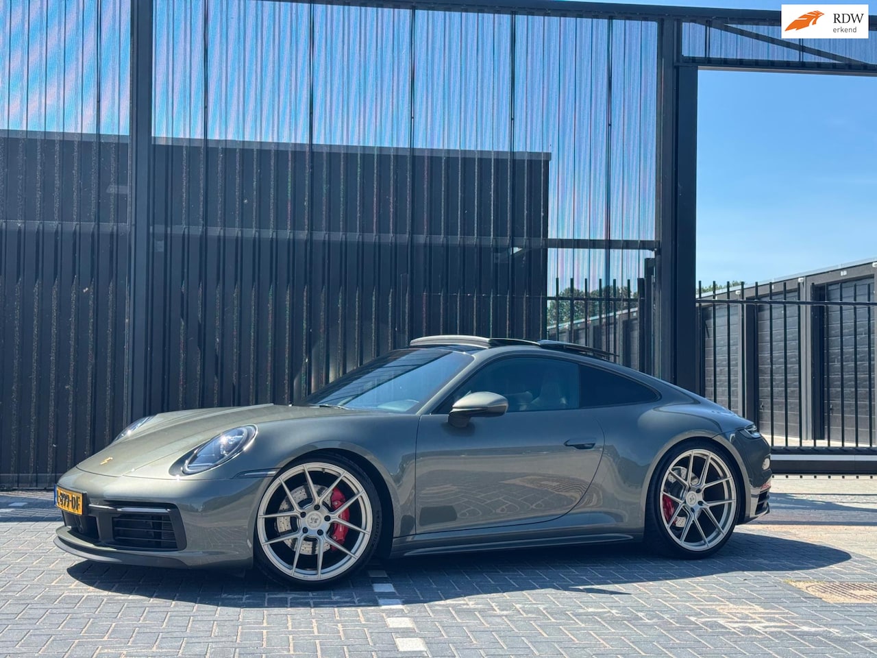 Porsche 911 - 3.0 Carrera S - 450PK - SCHUIFDAK - SPORT CHRONO - AVENTURINE GROEN - AKRAPOVIC TITANIUM U - AutoWereld.nl