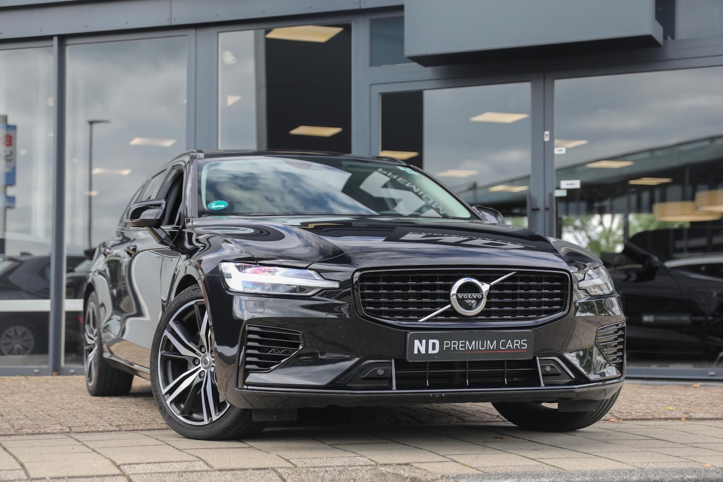 Volvo V60 - 2.0 T6 Recharge AWD R-Design | Schuif- opendak | Trekhaak Elektr. | Zomer & Winterset - AutoWereld.nl