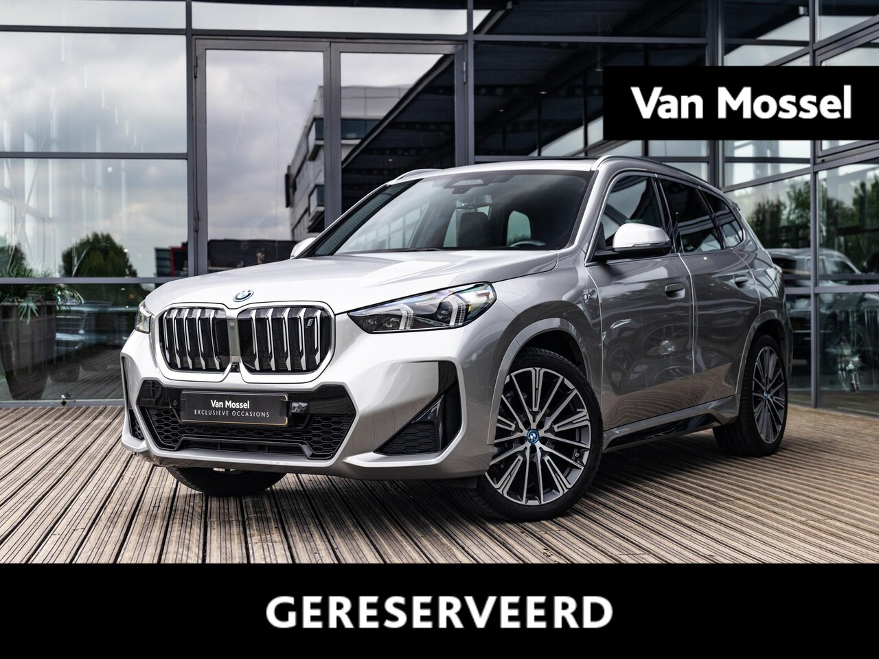 BMW iX1 - xDrive30 Launch Edition 67 kWh | M-SPORT | STOELMEMORY | 20 INCH | PANORAMA/SCHUIF-KANTELD - AutoWereld.nl