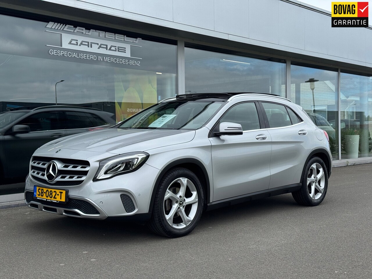 Mercedes-Benz GLA-Klasse - 180 Business Solution AMG automaat / panoramadak , apple-carplay, achteruitrijcamera - AutoWereld.nl