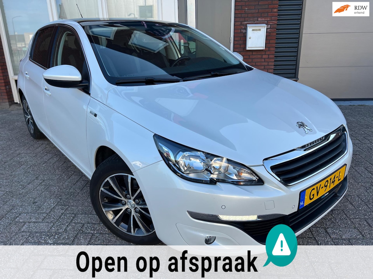 Peugeot 308 - 1.2 PureTech Style / Pano / Navi / PDC / Camera / DAB / NAP - AutoWereld.nl