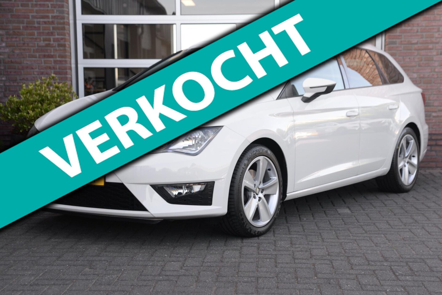 SEAT Leon ST - 1.4 EcoTSI FR Connect | Pano | Navi | PDC | FR Interieur | Trekhaak | - AutoWereld.nl