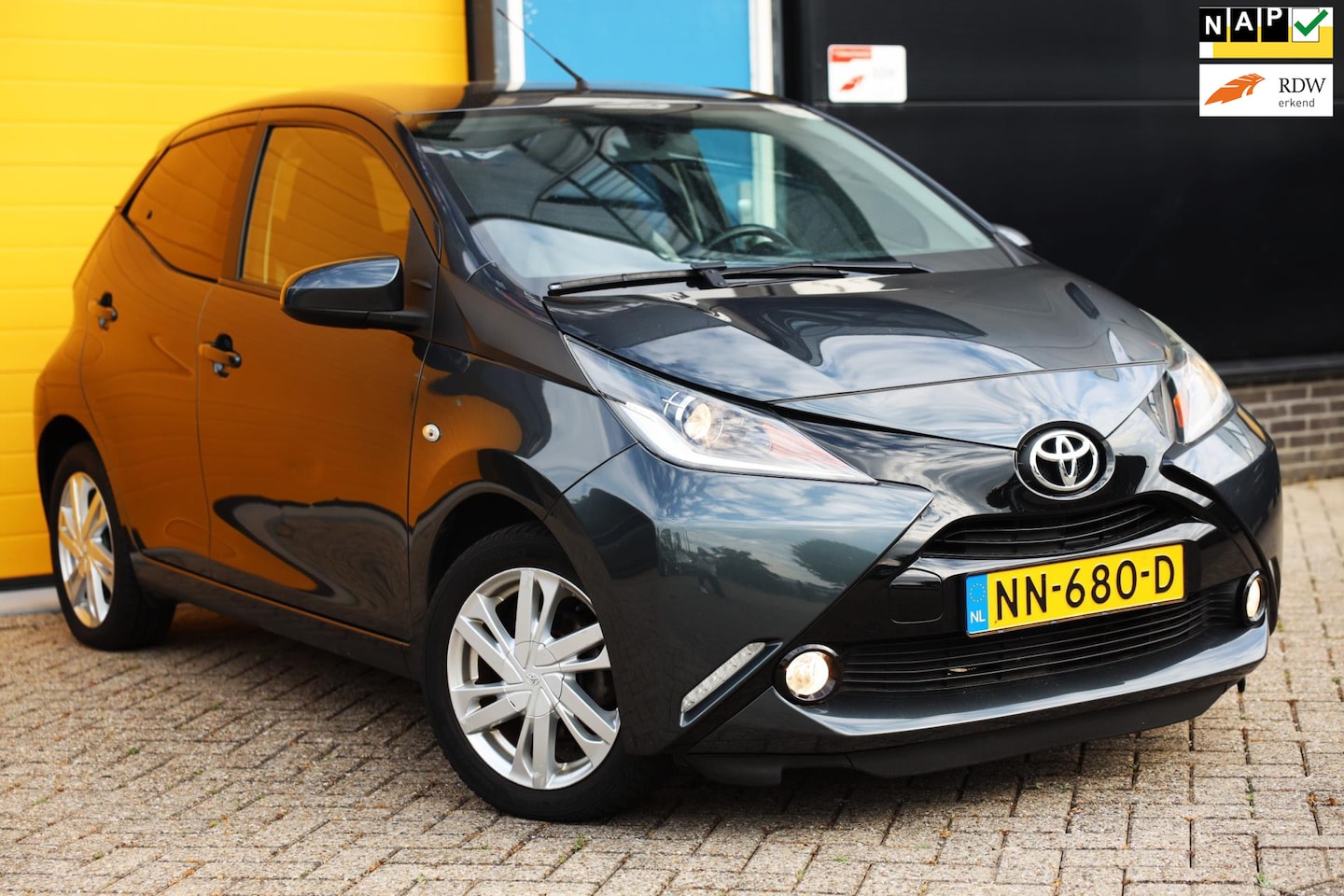 Toyota Aygo - 1.0 VVT-i x-sport / AUT / NAP / Eerste Eigenaar / Camera / F1 Flippers / Airco / 5 Deurs / - AutoWereld.nl