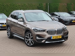 BMW X1 - sDrive20i VDL Nedcar Edition / Trekhaak / Camera / Head-up / Leder / 19'' / Keyless / Navi