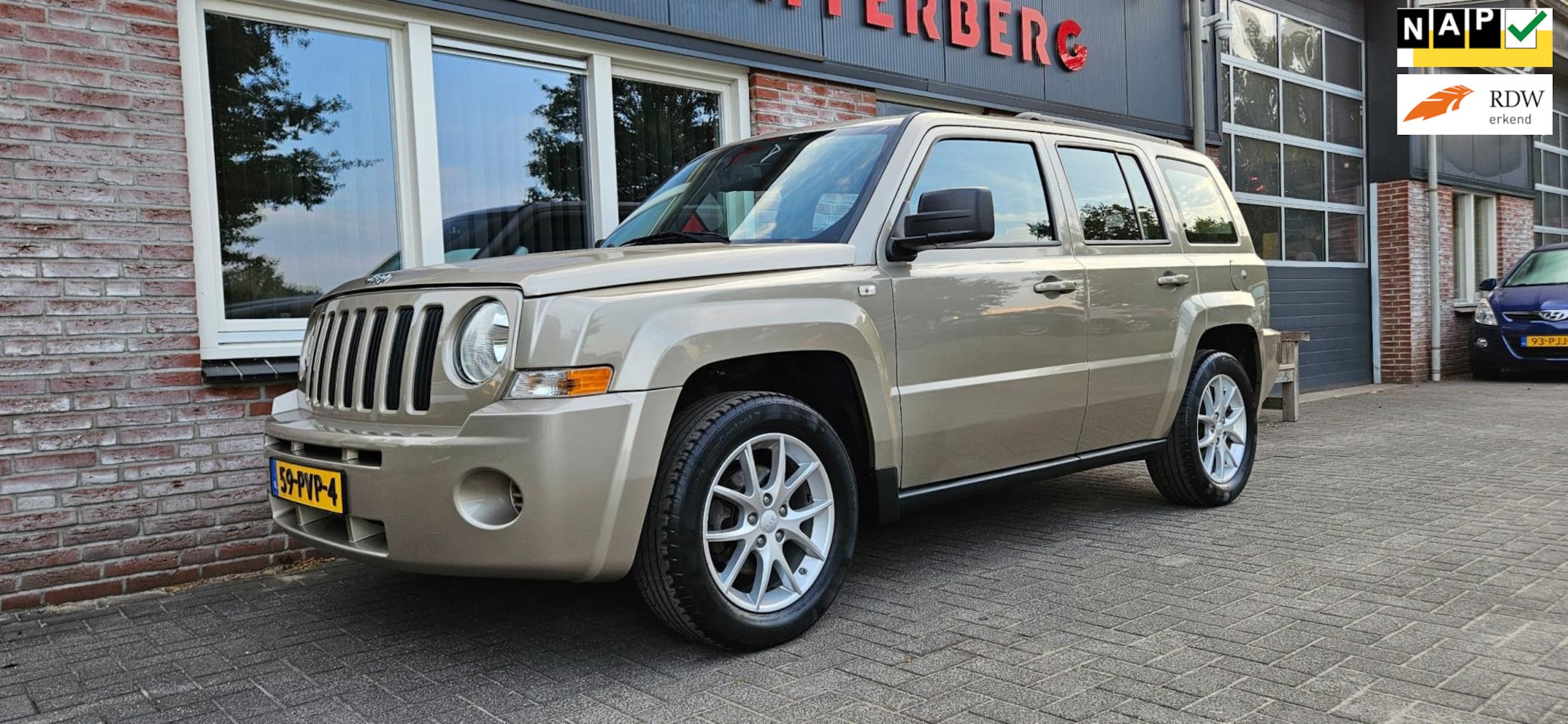 Jeep Patriot - 2.4 Sport Liberty 4WD! Airco! Cruise Control! Leer! Navigatie! Nette Auto! NAP! - AutoWereld.nl