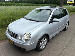Volkswagen Polo - 1.4-16V Highline Airco/NW APK/Lm/Schuifdak/Clima/Trekhaak