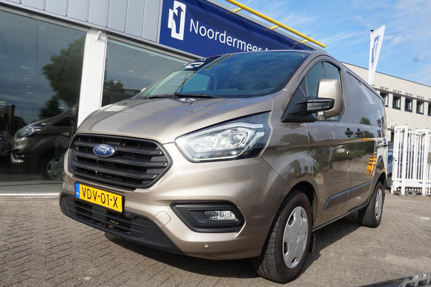 Ford Transit Custom - 280 2.0 TDCI L1H1 navigatie / camera / dubbele schuifdeur / automaat / airco / imperiaal - AutoWereld.nl