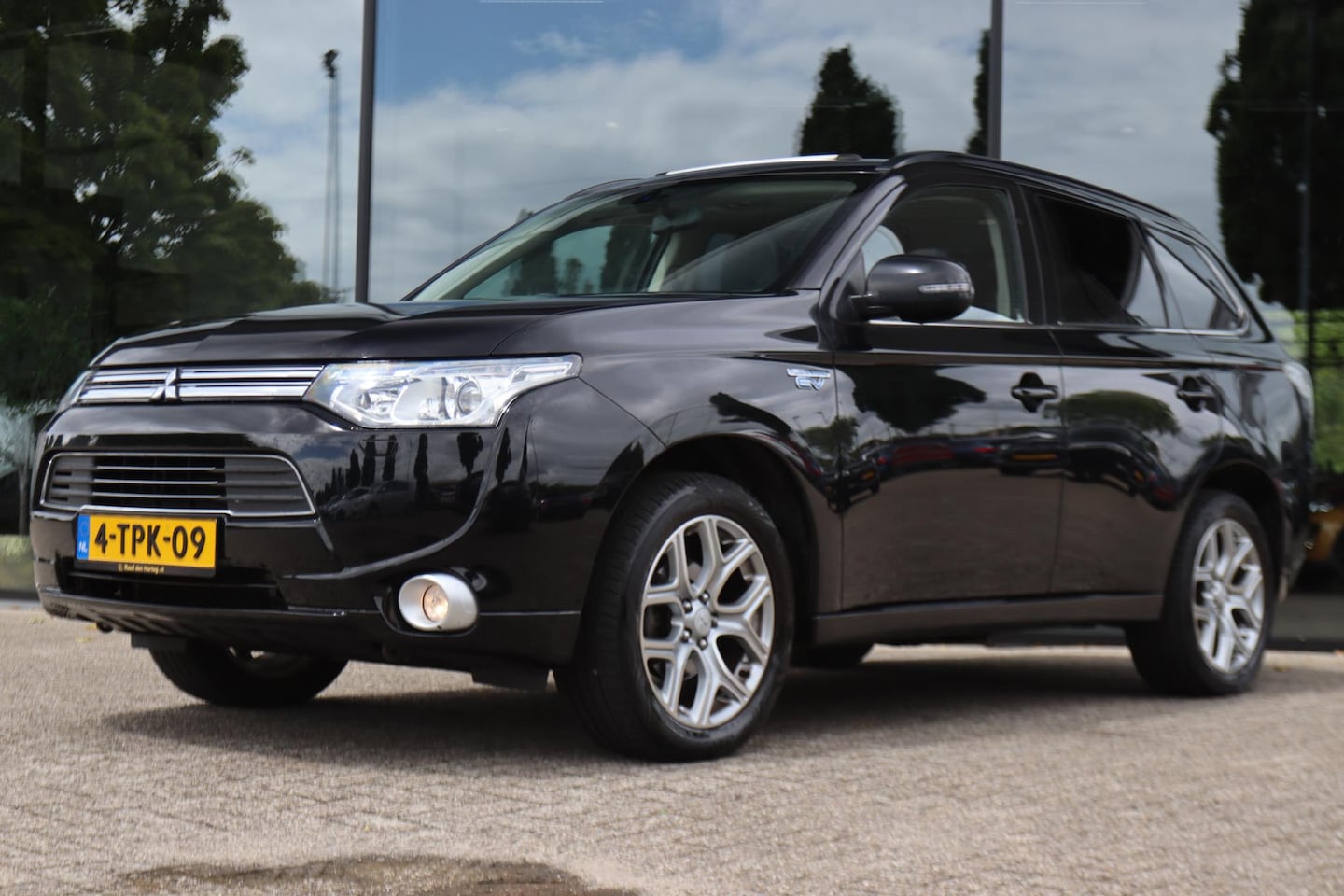 Mitsubishi Outlander - 2.0 PHEV 4WD INSTYLE | PANO | LEDER | NAVI | TREKHAAK | KEY-LESS - AutoWereld.nl