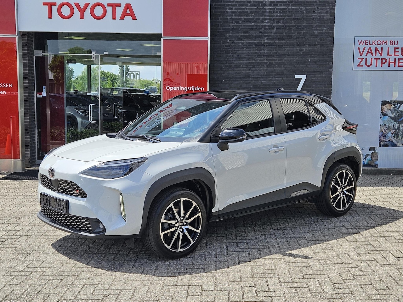 Toyota Yaris Cross - 1.5 HYBRID 130 GR-SPORT JBL HEAD-UP APPLE/ANDROID STUUR/STOELVERW. P-SENSOR BSM ELEK ACHTE - AutoWereld.nl