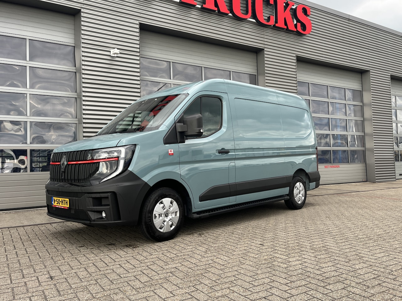 Renault Master - Red Edition Betimmerd, Sidesteps inclusief - AutoWereld.nl