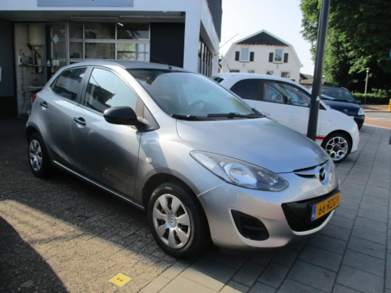 MAZDA 2