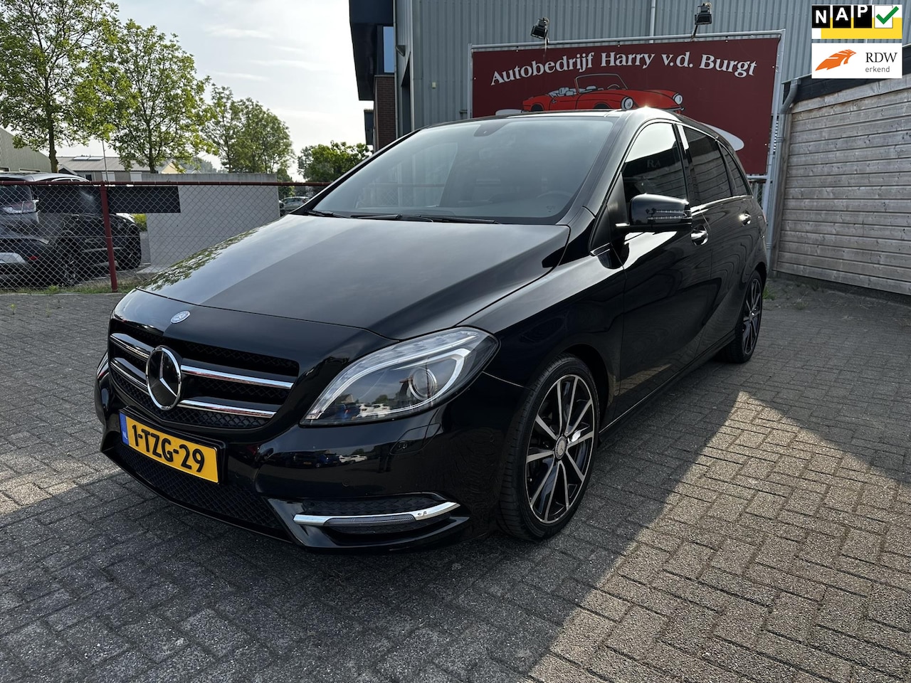Mercedes-Benz B-klasse - 180 Ambition Elektr. Trekhaak | Panorama - AutoWereld.nl