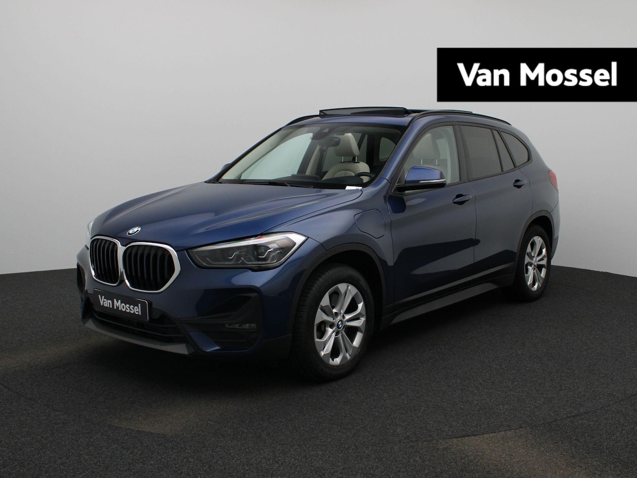 BMW X1 - xDrive25e High Executive | VERWACHT | LEER | PANO-SCHUIFDAK | HEAD-UP | TREKHAAK | CAMERA - AutoWereld.nl