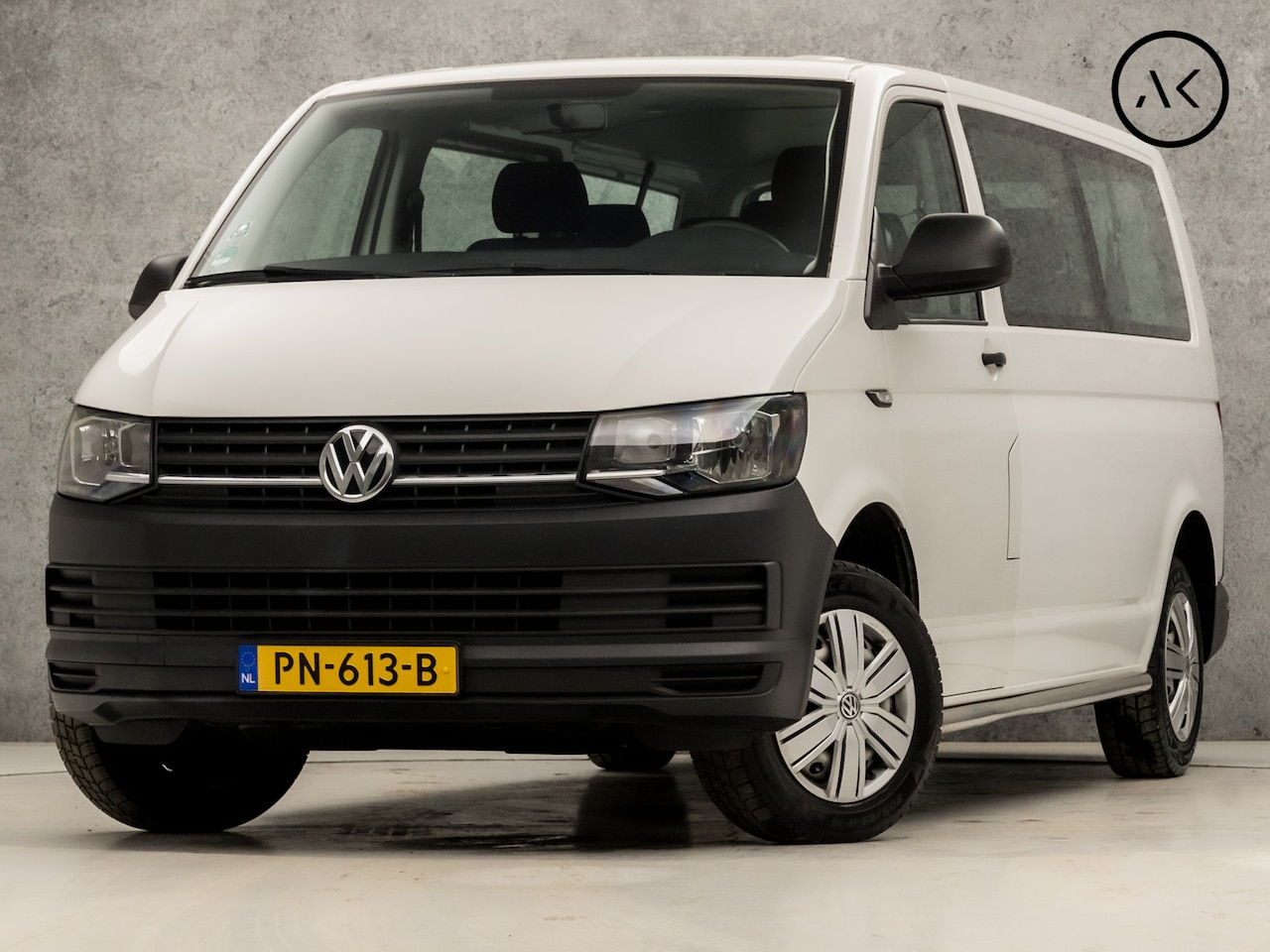 Volkswagen Transporter Kombi - 2.0 TDI L2H1 8 Persoons (APPLE CARPLAY, NAVIGATIE, BLUETOOTH, AIRCO, ELEK PAKKET, ARMSTEUN - AutoWereld.nl