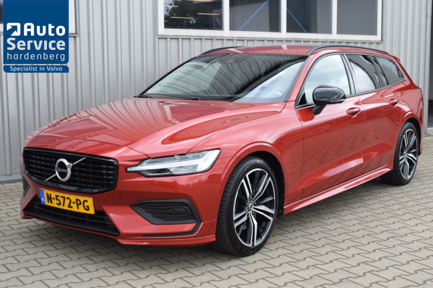 Volvo V60 - 2.0 B3 163pk AUT Momentum Advantage Styling pakket/ Camera/ DAB/ Apple carplay - AutoWereld.nl