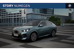 BMW iX2 - eDrive20 High Executive M Sport Automaat / Panoramadak / Sportstoelen / M Adaptief onderst