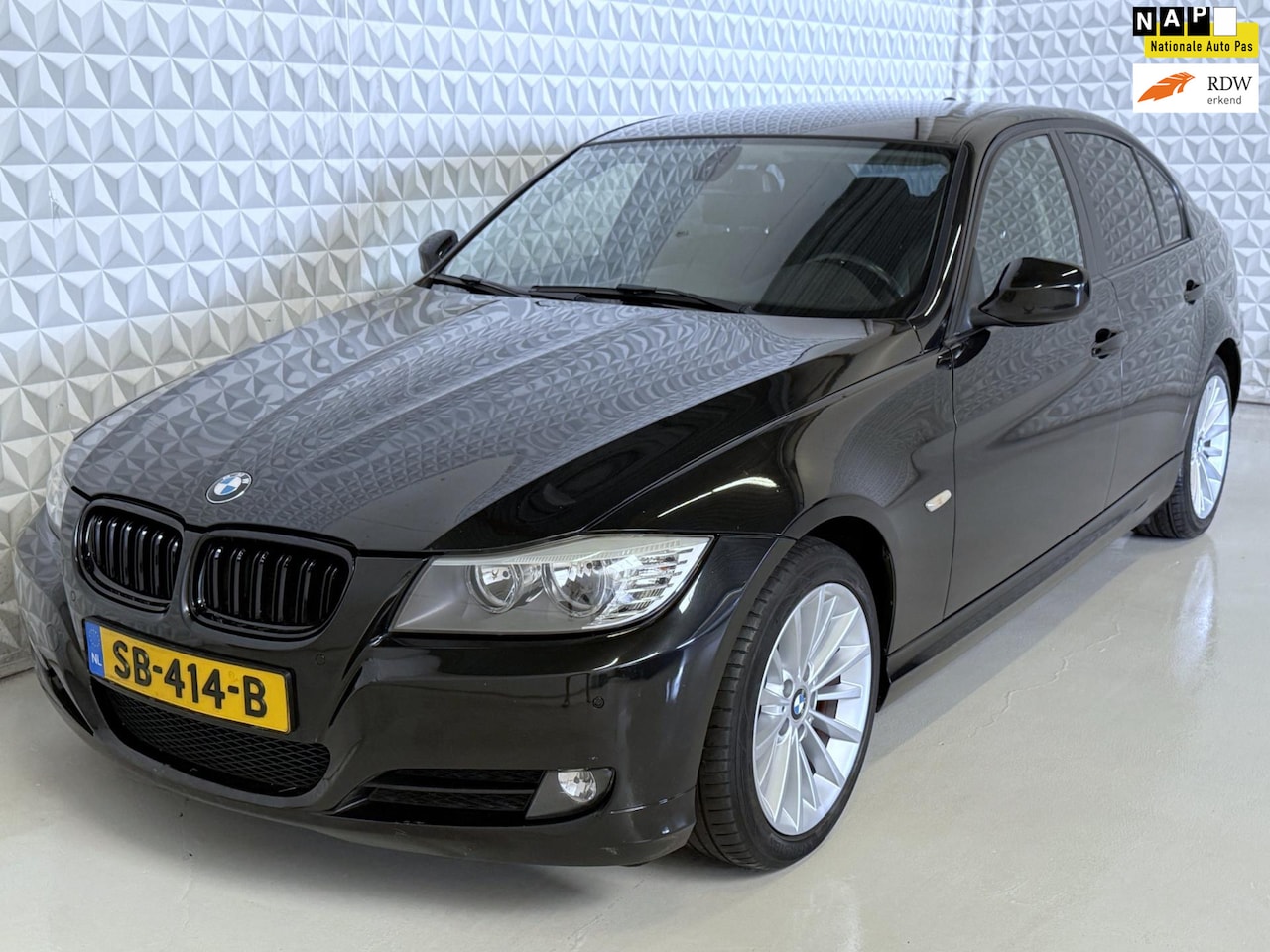 BMW 3-serie - 320i Business AUTOMAAT Navigatie (2010) - AutoWereld.nl
