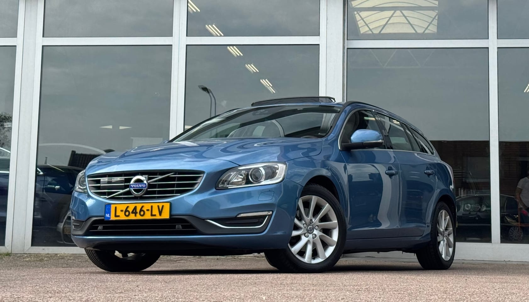 Volvo V60 - 2.0 D3 Summum Schuif/kanteldak Leer Xenon Trekhaak Led Mooi! - AutoWereld.nl