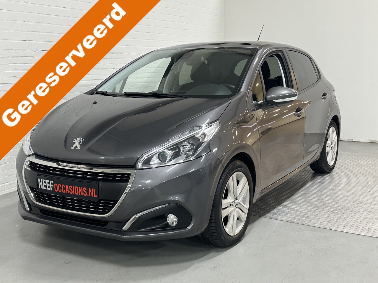 Peugeot 208 - 1.2 PureTech Signature CLIMA / CRUISE / PANO / APPLE CARPLAY 1 jaar garantie - AutoWereld.nl