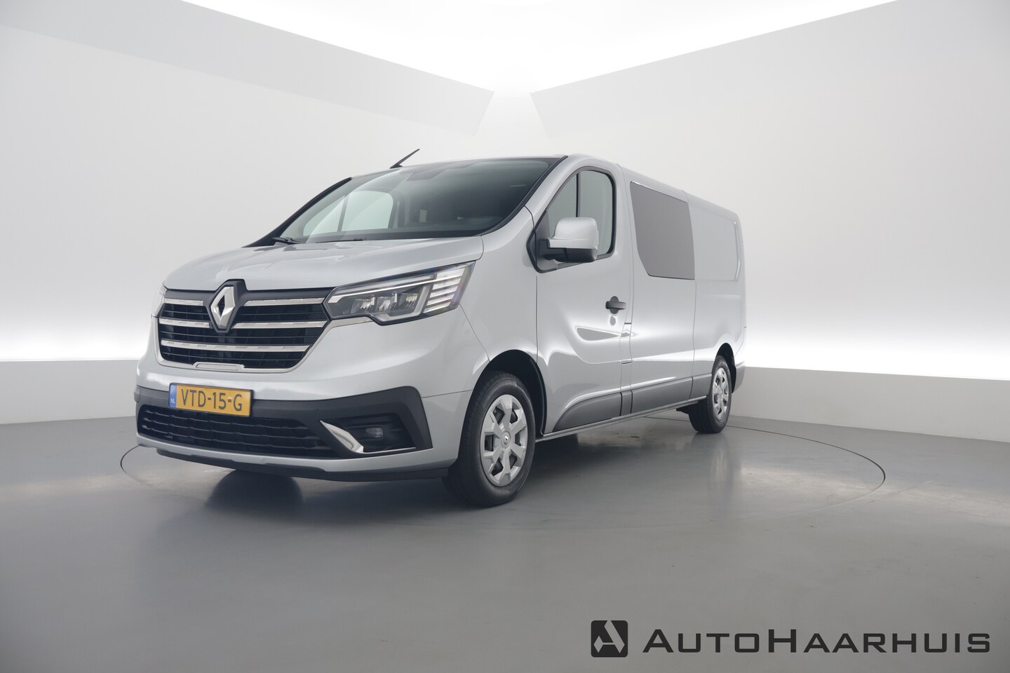 Renault Trafic - 2.0 dCi 130pk Dubb.Cab. | L2H1 | 6 pers. | Airco | PDC | Trekhaak | Zilver met. - AutoWereld.nl