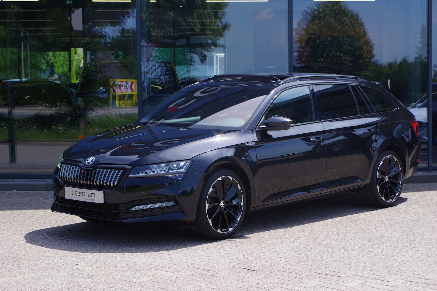 Skoda Superb Combi - 1.4 TSI iV Sportline Business 218 PK PHEV, Panoramadak, Trekhaak, Winterpakket, - AutoWereld.nl