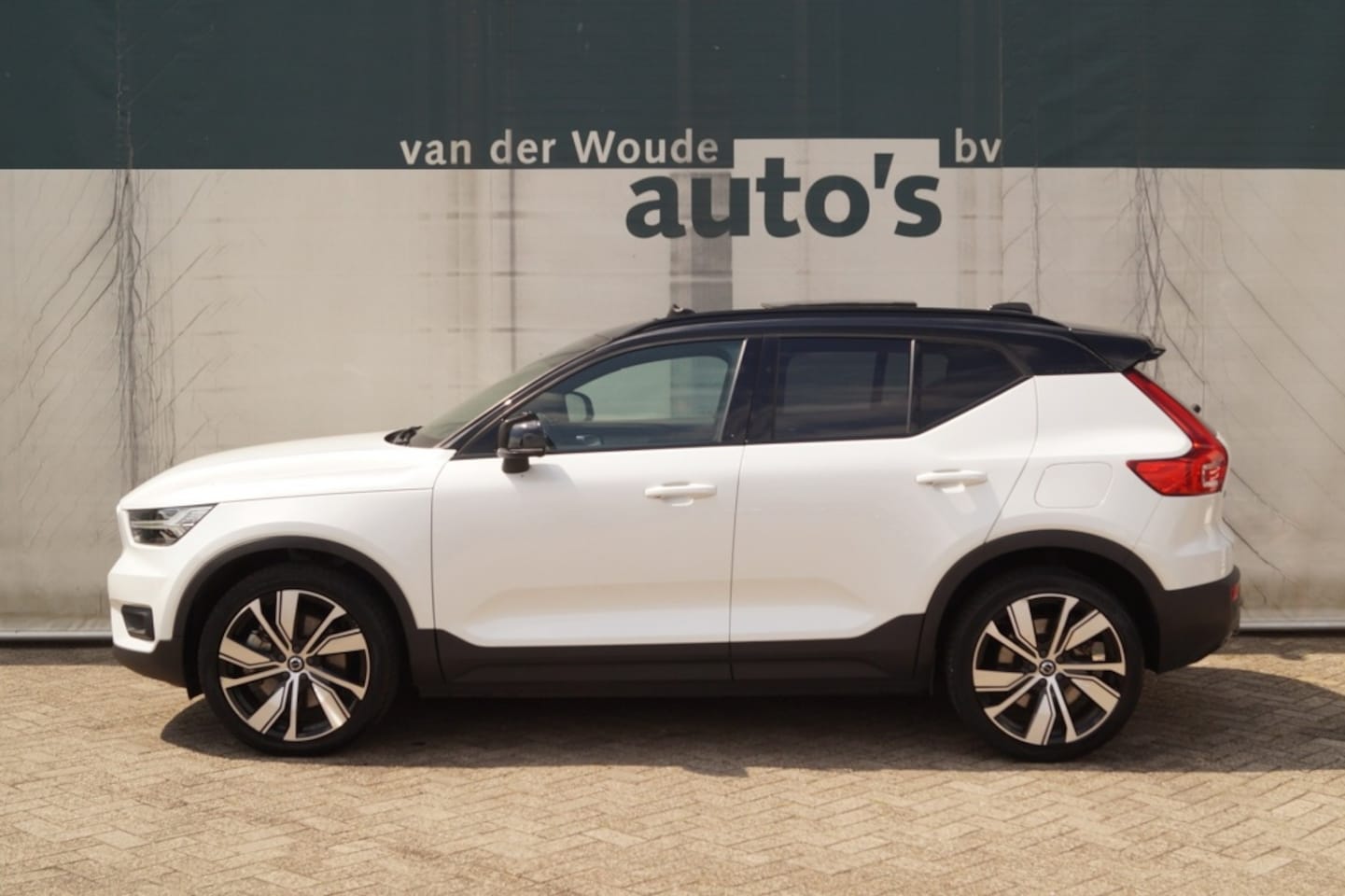 Volvo XC40 - Recharge P8 AWD R-Design -PANO-NAVI-ECC- - AutoWereld.nl