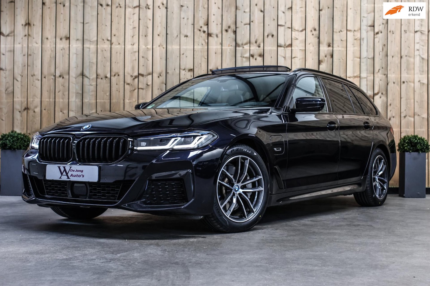 BMW 5-serie Touring - 530e xDrive M-Sport *Pano*4-Wielbesturing*H/K*Massage* - AutoWereld.nl