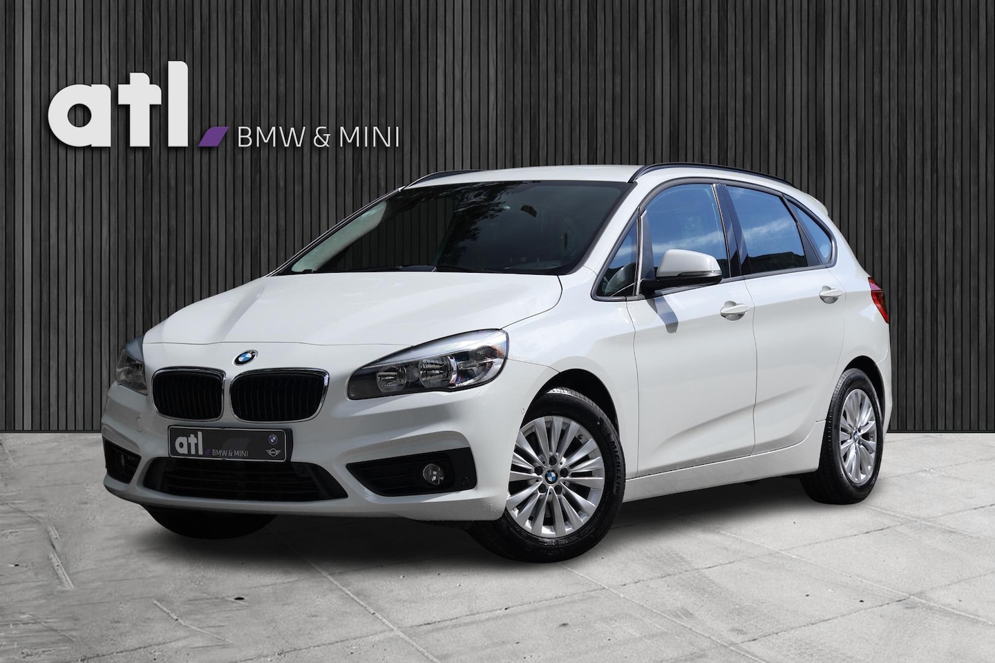 BMW 2-serie Active Tourer - 218i Essential Trekhaak, Park Distance Control (PDC), BMW lichtmetalen V-spaak 471 velgen, - AutoWereld.nl