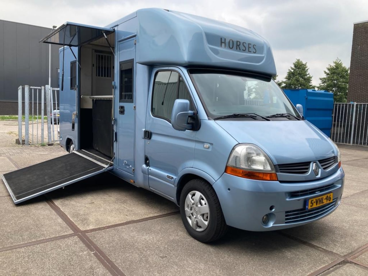 Renault Master - Horsetruck met Roelofsen opbouw L-3 - AutoWereld.nl