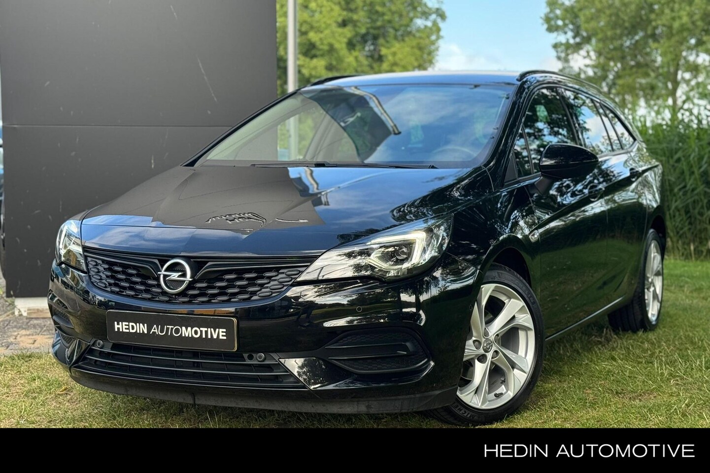 Opel Astra Sports Tourer - 1.2 110PK Elegance | Trekhaak | Navigatie | Camera | Stoel/Stuurverw. | AGR-Stoelen | PDC - AutoWereld.nl