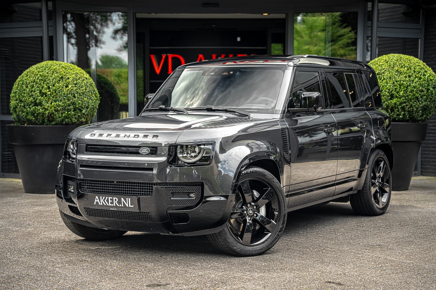 Land Rover Defender 110 - LANDROVER P300e X-Dynamic HSE Stoelkoeling | Trekhaak | 22 Inch | Pano.Dak - AutoWereld.nl