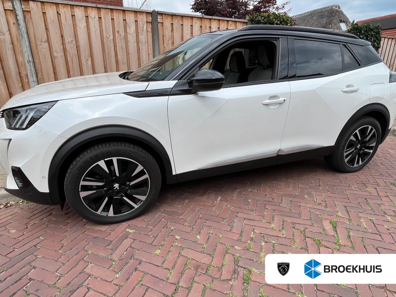 Peugeot e-2008 - EV GT 50 kWh | Achterbank in delen neerklapbaar | Achteruitrijcamera | Airco (automatisch) - AutoWereld.nl