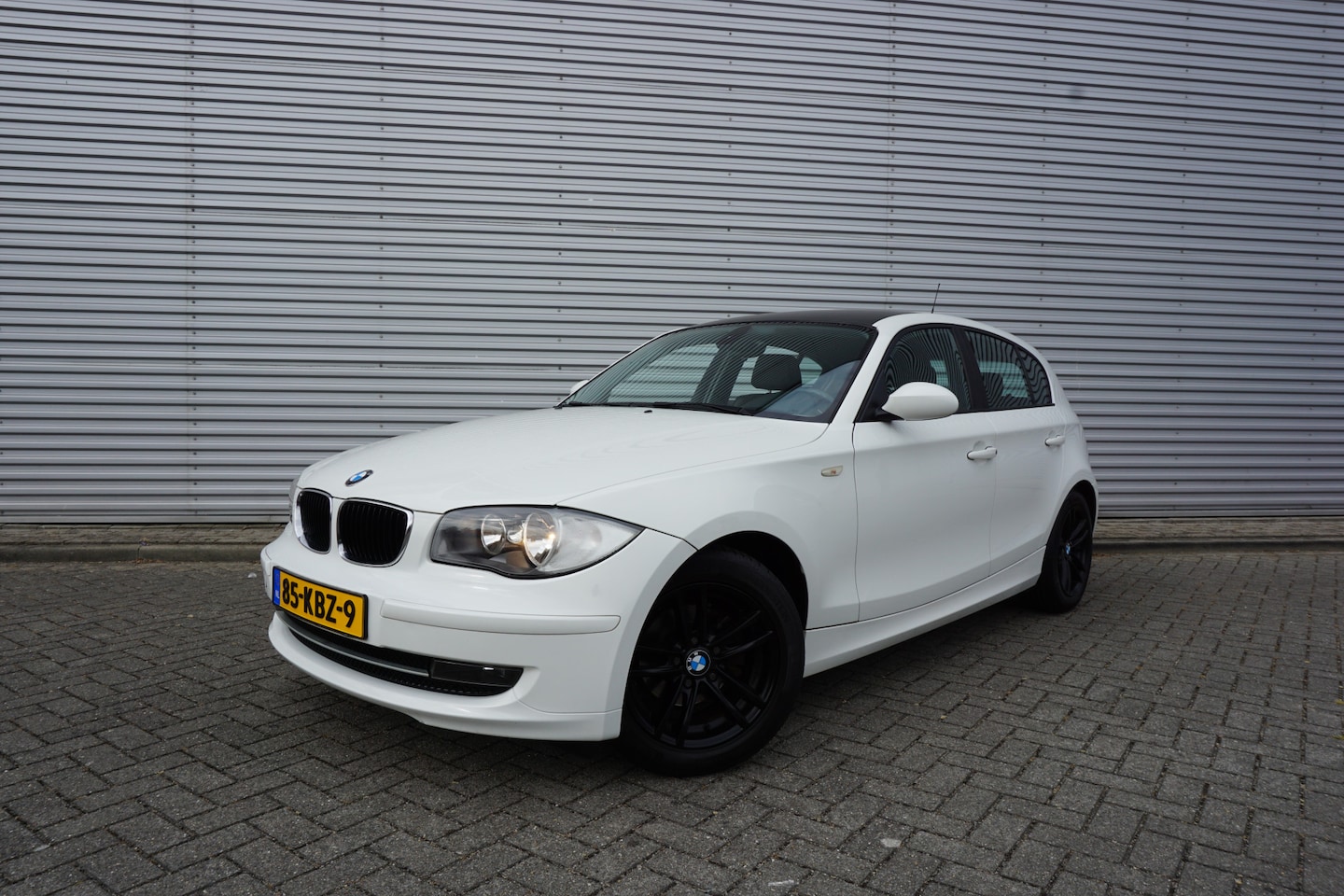 BMW 1-serie - 116i Business Line Airco / Elektr. ramen / Lm velgen / Trekhaak / NAP - AutoWereld.nl