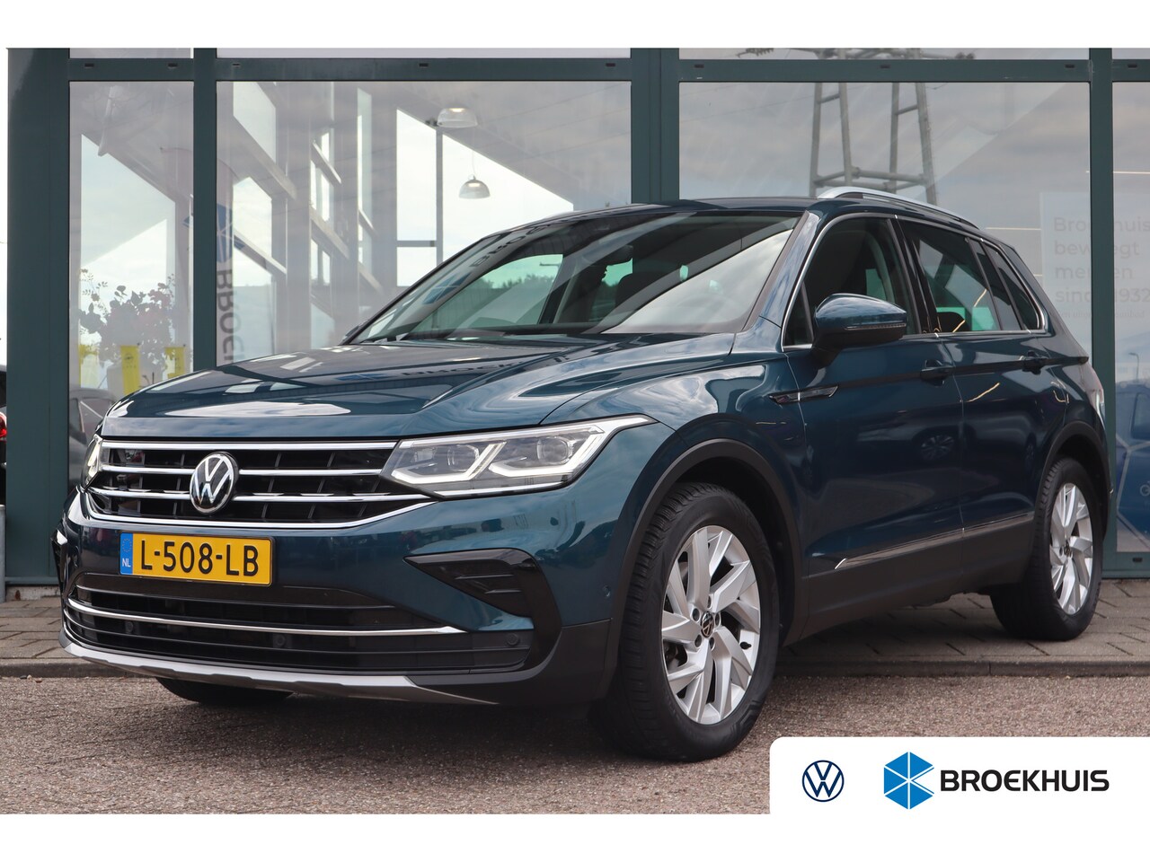 Volkswagen Tiguan - 1.5 TSI Elegance | Achteruitrijcamera | Airco (automatisch) | Keyless entry - AutoWereld.nl