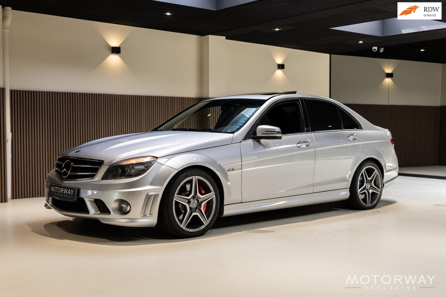 Mercedes-Benz C-klasse - AMG 63 W204|SCHUIFDAK|LEER|AUTOMAAT|CAMERA|YOUNGTIMER - AutoWereld.nl