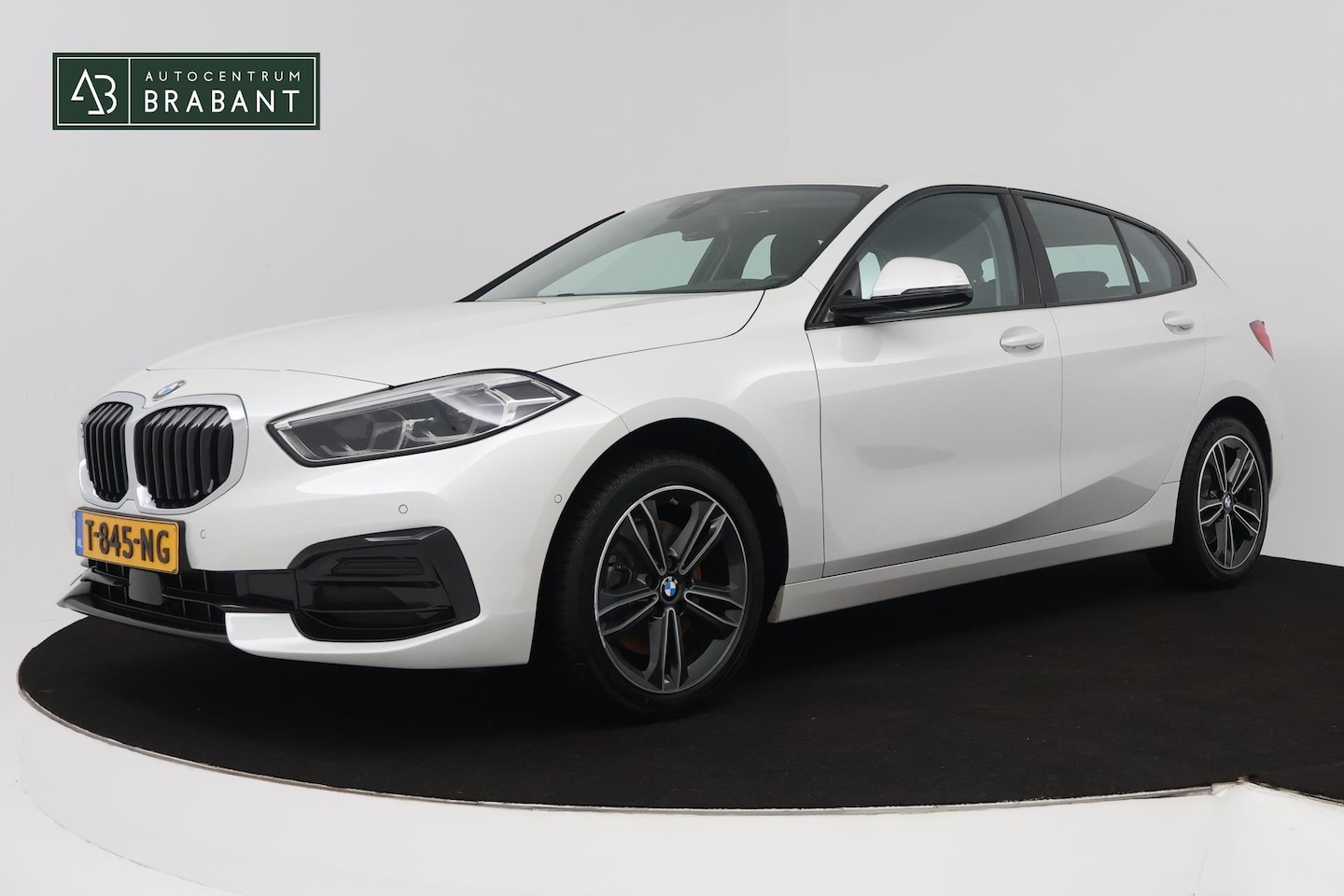 BMW 1-serie - 118i Executive Edition (SFEERVERLICHTING, ACHTERUITRIJCAMERA, CRUISE CONTROL, PARKEERSENSO - AutoWereld.nl