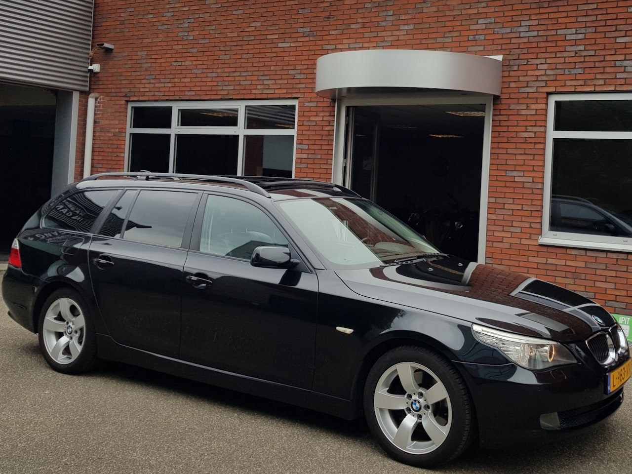 BMW 5-serie Touring - 523i Aut PanoDak Leder Sportint Trekhaak Navi - AutoWereld.nl