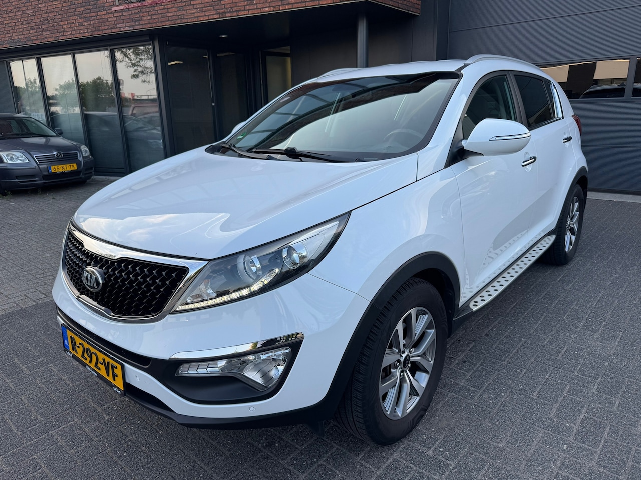 Kia Sportage - 1.6 GDI DynamicLine LED NAVI CAMERA LEDER CRUISE DEALER ONDERHOUDEN - AutoWereld.nl